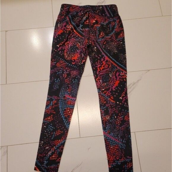 ~ Womens Reebok scale/snake skin patterned leggings - Picture 3 of 4